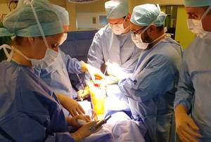 performing knee replacement surgery